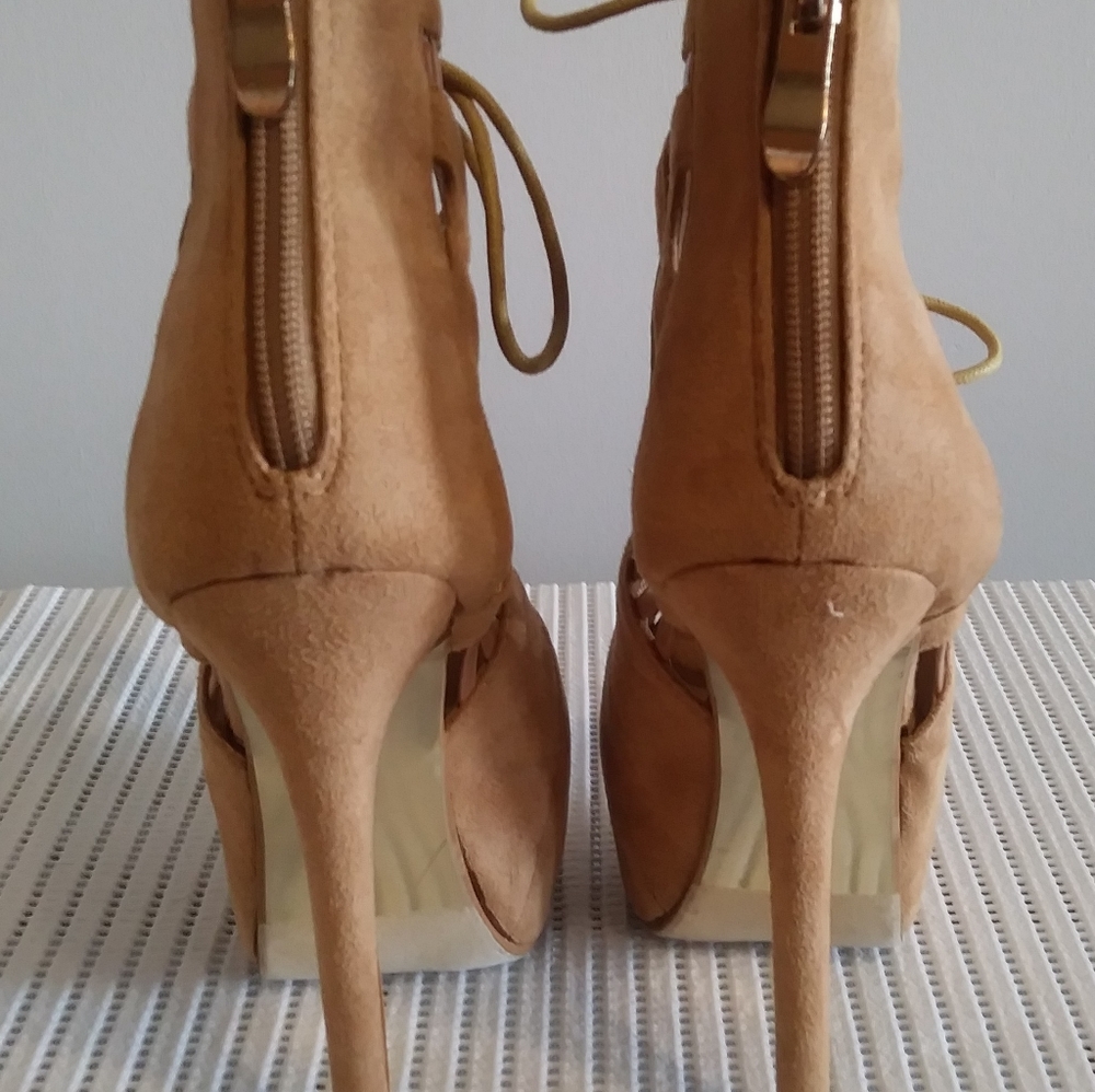 Heels - Picture 3 of 4